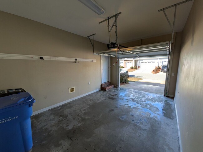 Building Photo - Beautiful 3 Bedroom, 2.5 Bath Home Located in the Kings Grant Golf Community!