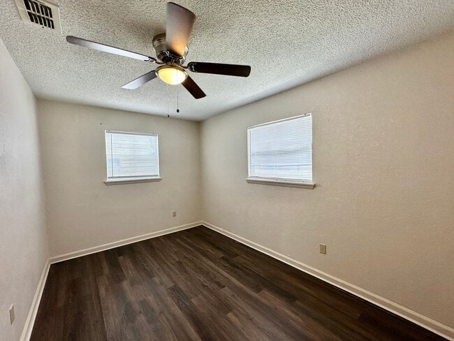 Building Photo - 3 Bedroom