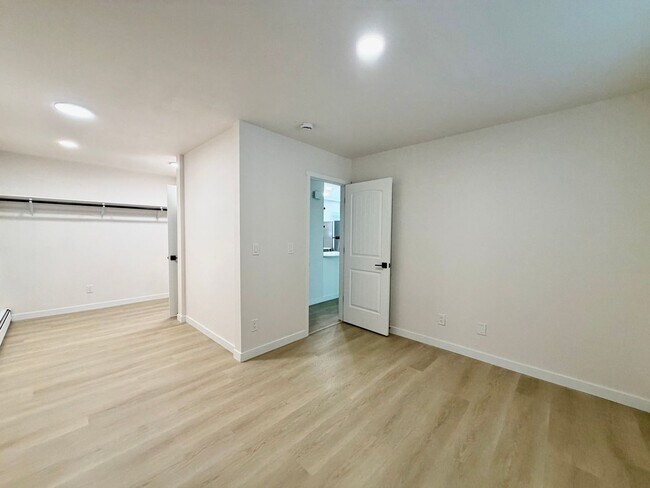 Building Photo - Locust312 (**CW-KS)