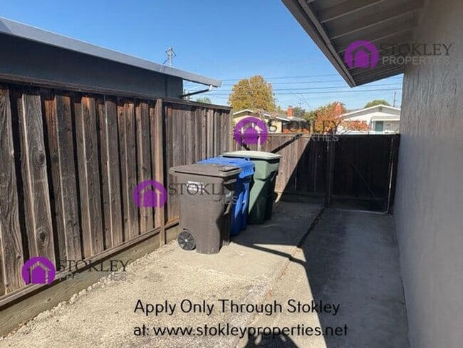 Building Photo - 1875 Queens Rd