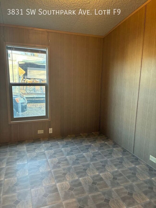 Building Photo - 3831 SW South Park Ave