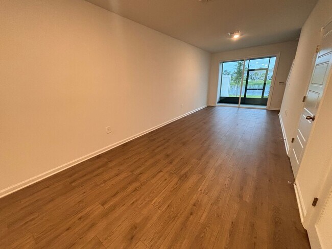 Building Photo - Never-Lived-In 3BR/2.5BA Townhome! Screened Lanai & Pond View!