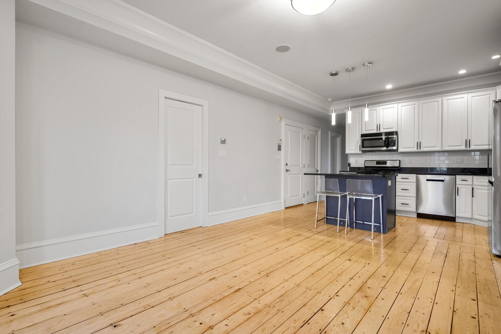 Building Photo - 703 E 4th St