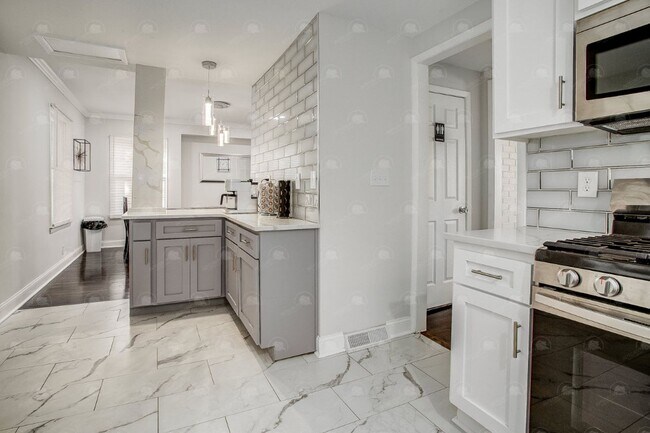 Building Photo - 3-bedroom 3-bathroom w/a loft in historic ...