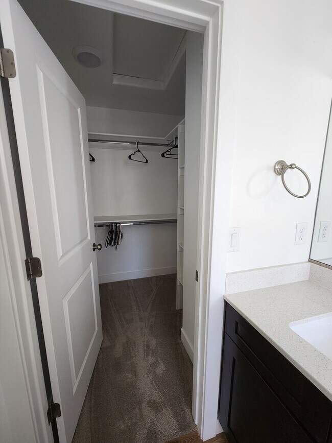 Building Photo - Beautiful Modern Townhome with Spacious La...