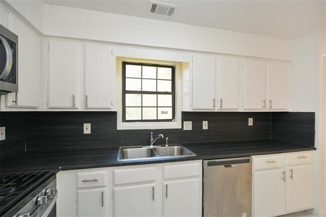 Building Photo - 160 Timber Creek Ln SW