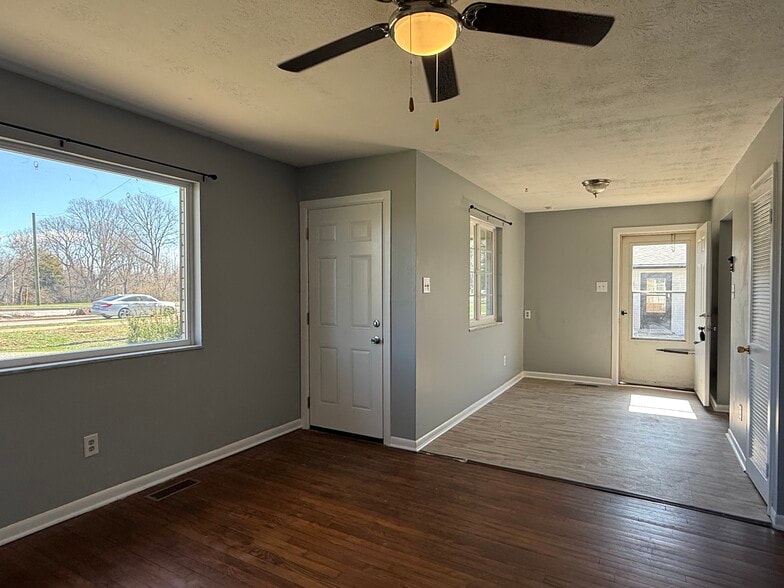 Building Photo - 916 N Avon Ave