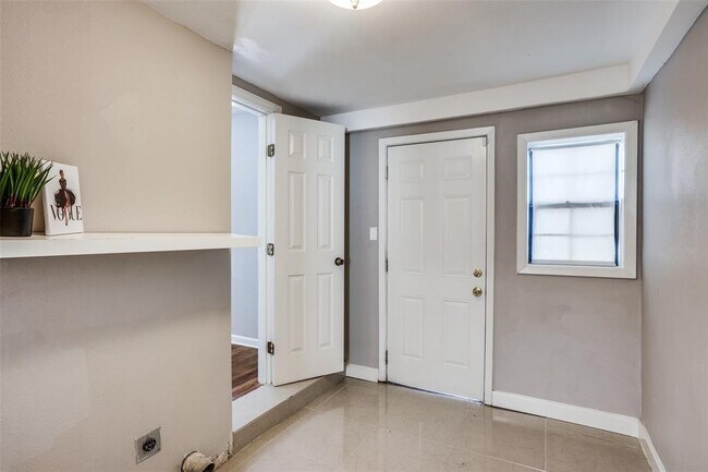 Building Photo - 1026 Cliffdale Ave