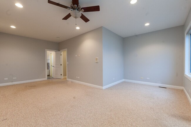 Building Photo - Beautiful Three Bed, Two Bath Townhome in ...