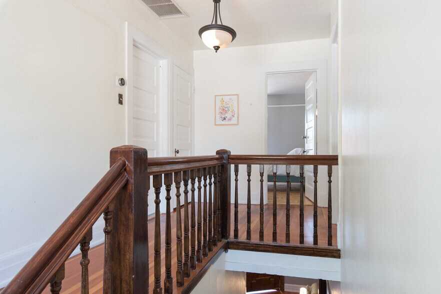 Building Photo - 1023 W 24th St