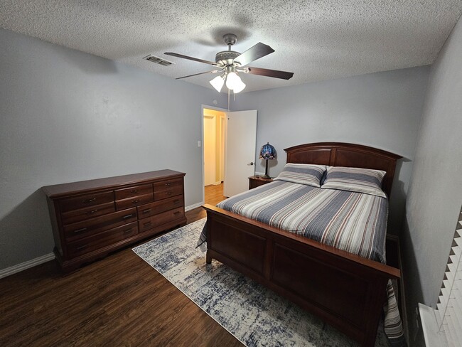 2nd Bedroom, Queen Bed - 332 Cheyenne Trl