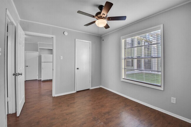 Building Photo - 1511 Broadmoor Dr