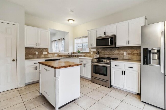 Building Photo - 2203 Clearwater Dr