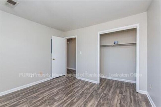Building Photo - 3736 Camelot Dr