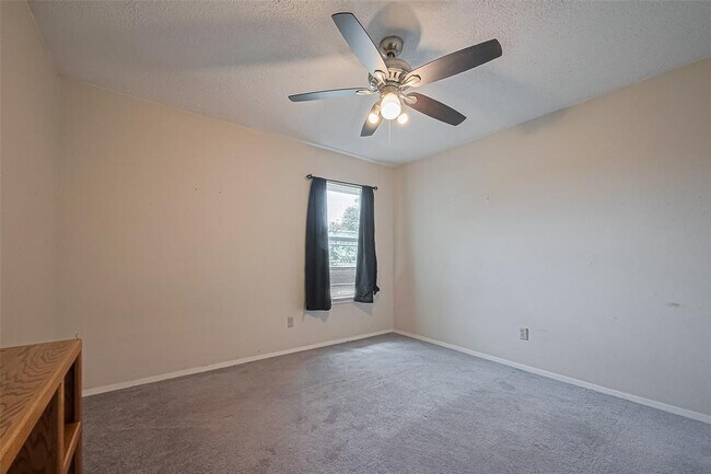 Building Photo - 3812 Redbud Dr