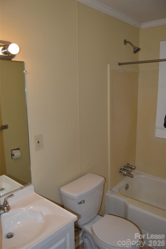 Building Photo - 819 Charlotte Ave