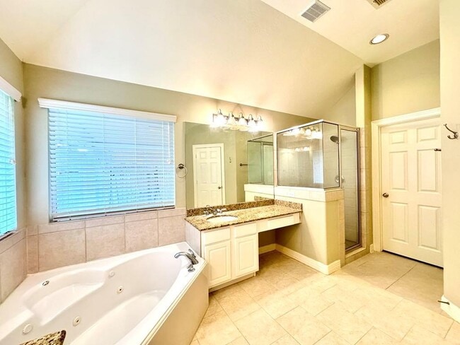Building Photo - 2715 Cresthollow Ln