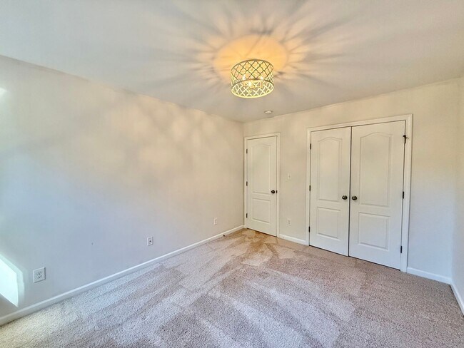 Building Photo - Newly Remodeled 4BD, 2.5BA Raleigh Corner-...