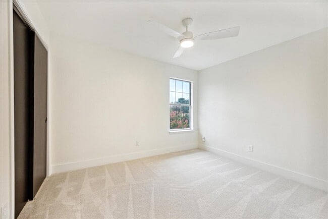 Building Photo - 211 N Blue Ridge Pkwy