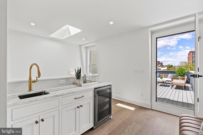 Building Photo - 2460 Ontario Rd NW