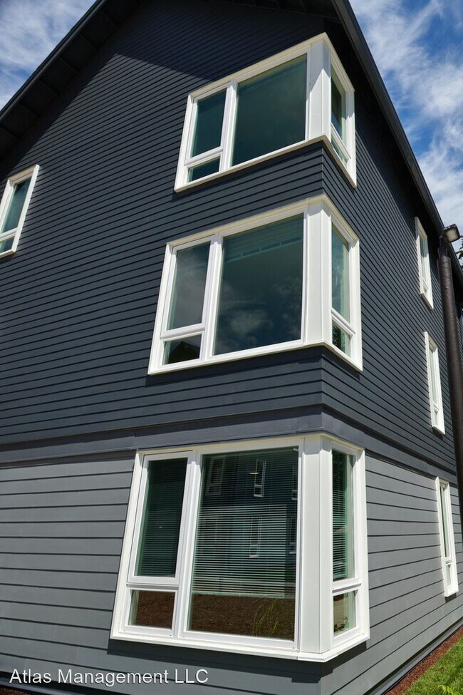 Building Photo - 468 SE 202nd Ave