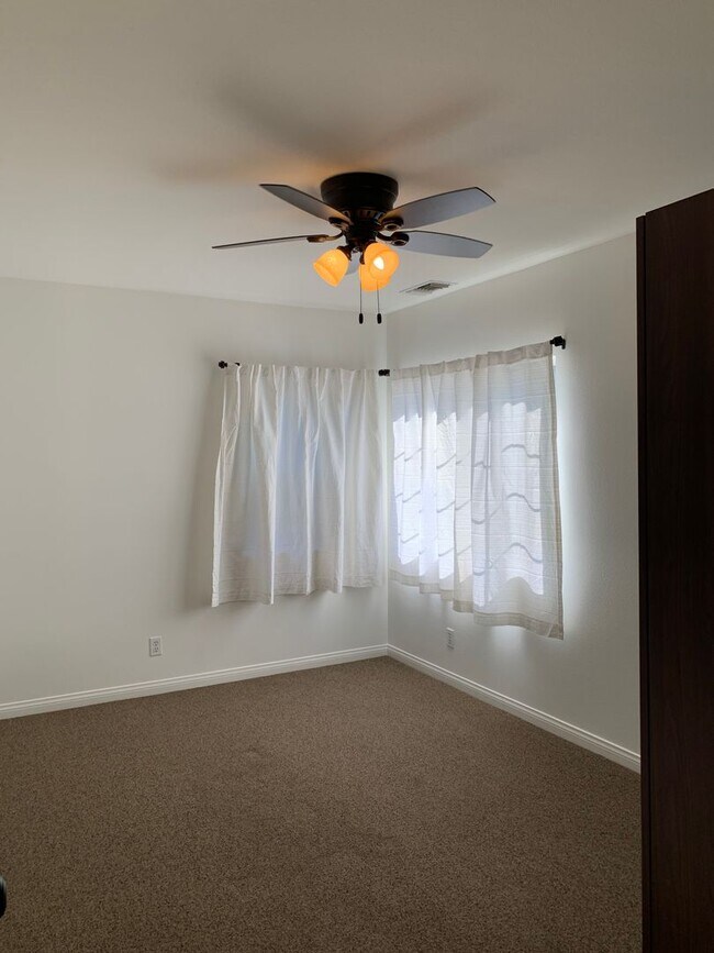 Building Photo - Spacious 3+3 Single Story Home w/ office -...