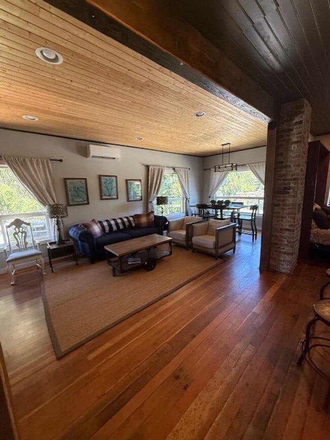 Building Photo - Live in the heart of Roslyn, walk to shops dining and trailheads!