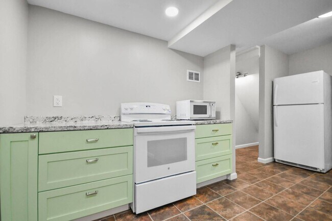 Building Photo - 706 Green Valley Ct