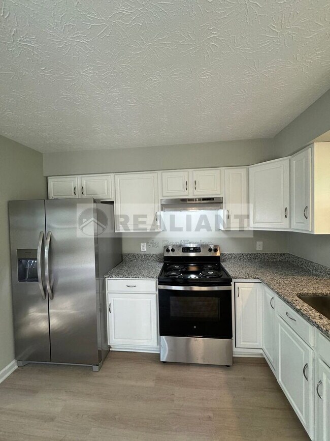 Building Photo - 105 Aster Pl
