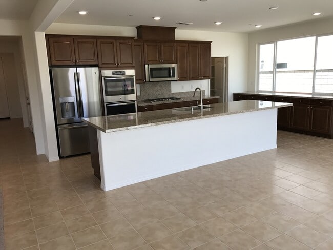 Building Photo - 5 bed home in RiverBend community, Eastval...