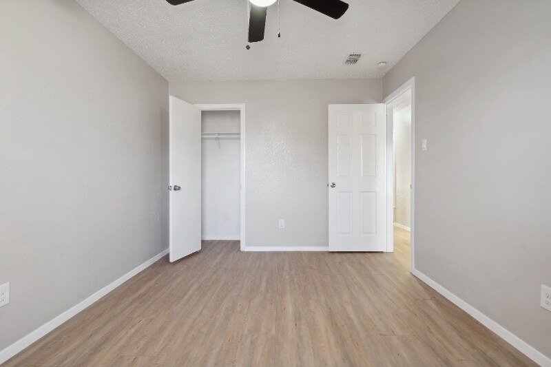 Building Photo - 2804 S Meadow Dr