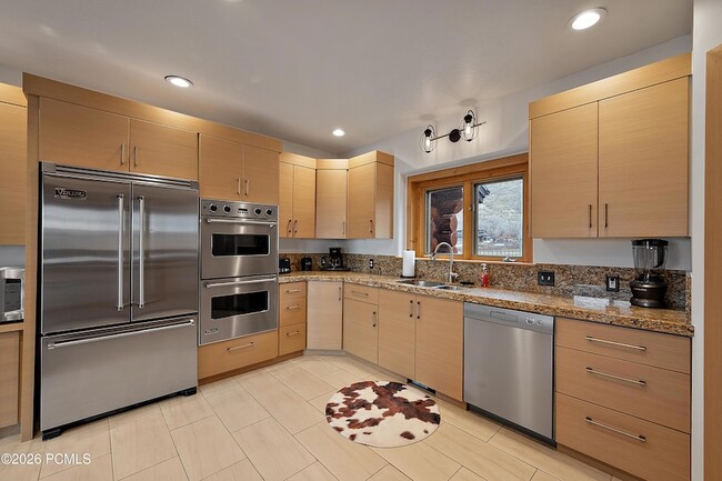 Building Photo - 948 S Foothill Dr