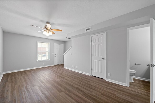 Building Photo - 2 Bedroom Pet Friendly Condo For Rent Near...