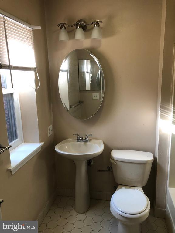 Building Photo - 1906 Fairmount Ave