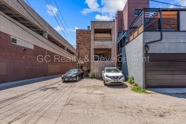 Building Photo - 832 W Barry Ave