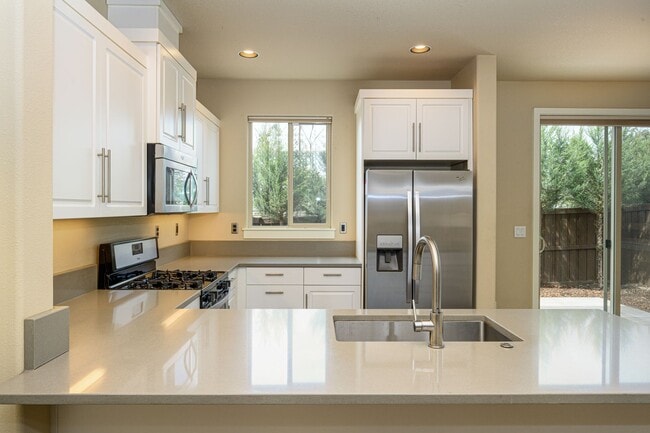 Building Photo - New listing!  Modern, A/C, Washer & Dryer included!