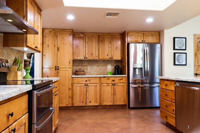 Building Photo - Contemporary Desert Beauty with Pool