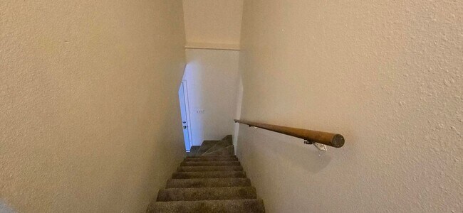 Building Photo - AVAILABLE NOW! 2 Bed / 1.5 Bath Townhome in Longview!