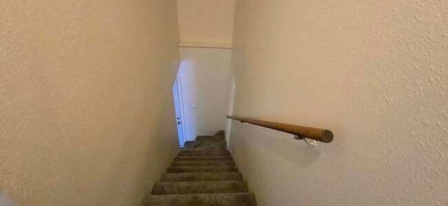 Building Photo - Coming Soon! 2 Bed / 1.5 Bath Townhome in ...