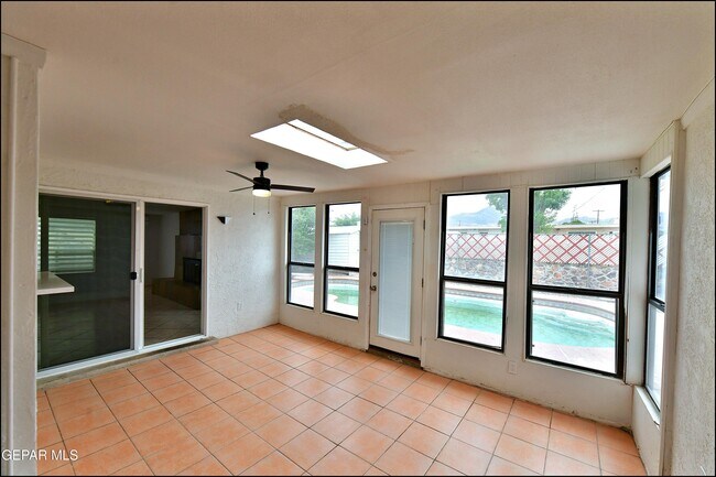 Building Photo - 10565 Murphy St