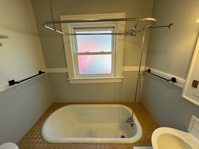 Building Photo - West AVL - Two Bedroom Bungalow Just off H...