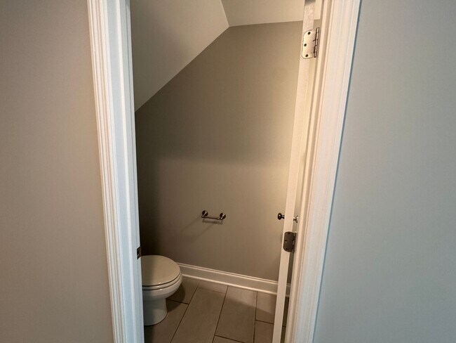 Building Photo - 3 Bedroom, 2.5 bath townhome in the heart of Columbia!