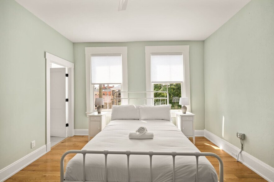 Building Photo - 1918 Vine St