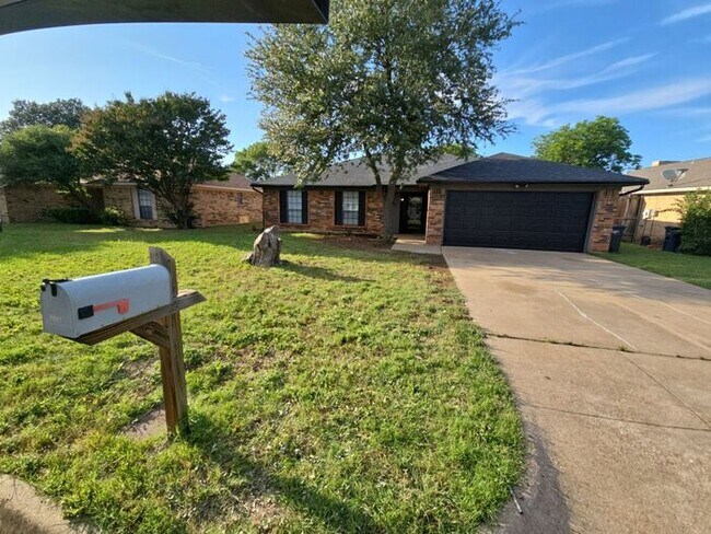 Primary Photo - ***Charming Fort Worth 4 Bed 2 Bath w/ Gar...