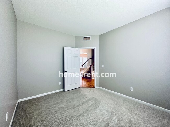 Building Photo - 8719 Dunraven St
