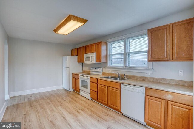 Building Photo - 1111 Bayview Rd