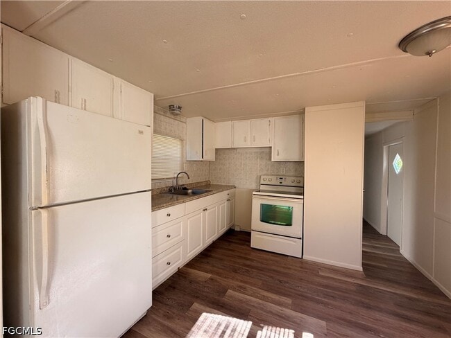 Building Photo - 8385 Nault Rd