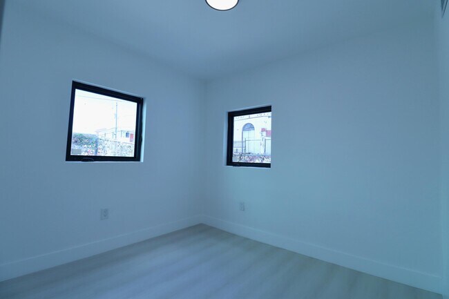 Building Photo - 1814 NW 2nd Ct