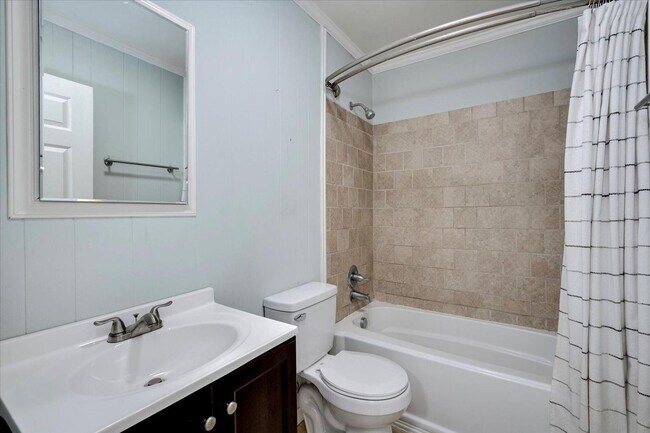 Building Photo - 3 Bedroom 2 Bath House for rent!