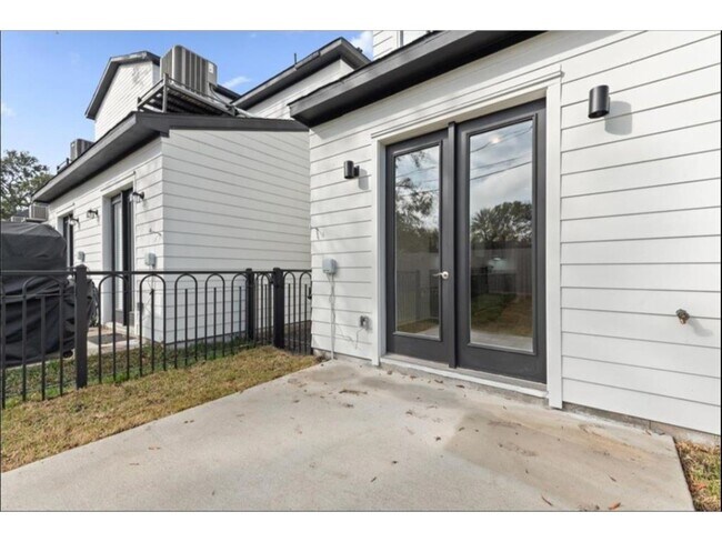 Building Photo - 3233 Real St